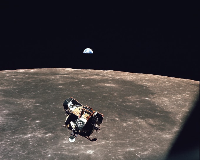 Michael Collins chụp ảnh module Eagle của tàu Apollo 11, Mặt Trăng và Trái Đất. Ảnh: NASA