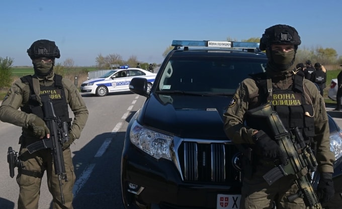 Cảnh sát Serbia chặn tuyến đường gần Kanjiza sau khi thông báo phát hiện thuốc nổ gần dự án đường ống khí đốt Dòng chảy Balkan. Ảnh: Bộ Quốc phòng Serbia