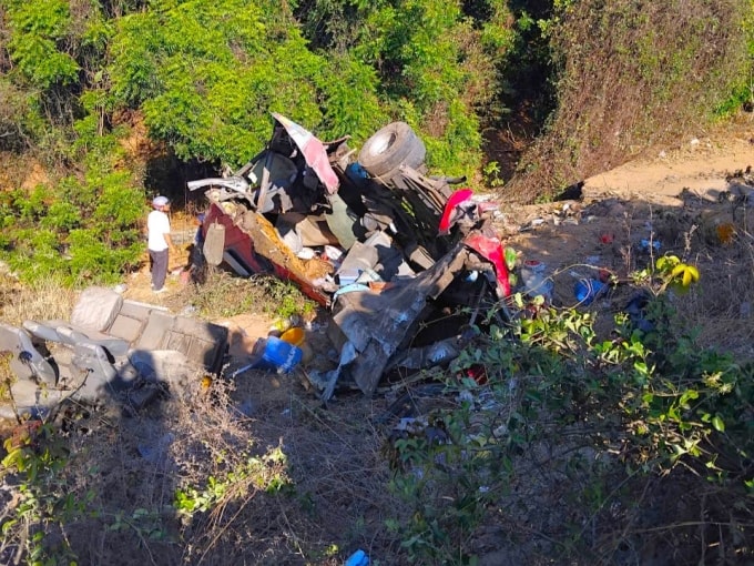 Chiếc xe lao xuống vực, bép dúm. Ảnh: Hồng Lâm