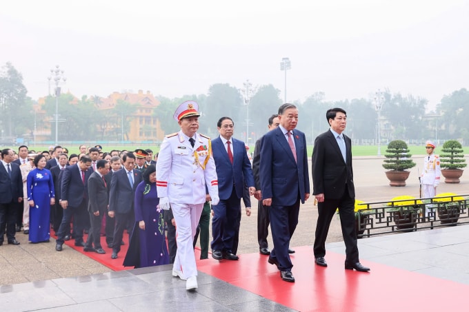 Lãnh đạo Đảng, Nhà nước và các đại biểu Quốc hội vào Lăng viếng Chủ tịch Hồ Chí Minh. Ảnh: Hoàng Phong