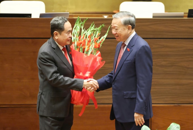 Tổng Bí thư Tô Lâm tặng hoa chúc mừng Chủ tịch Quốc hội Trần Thanh Mẫn. Ảnh: Hoàng Phong