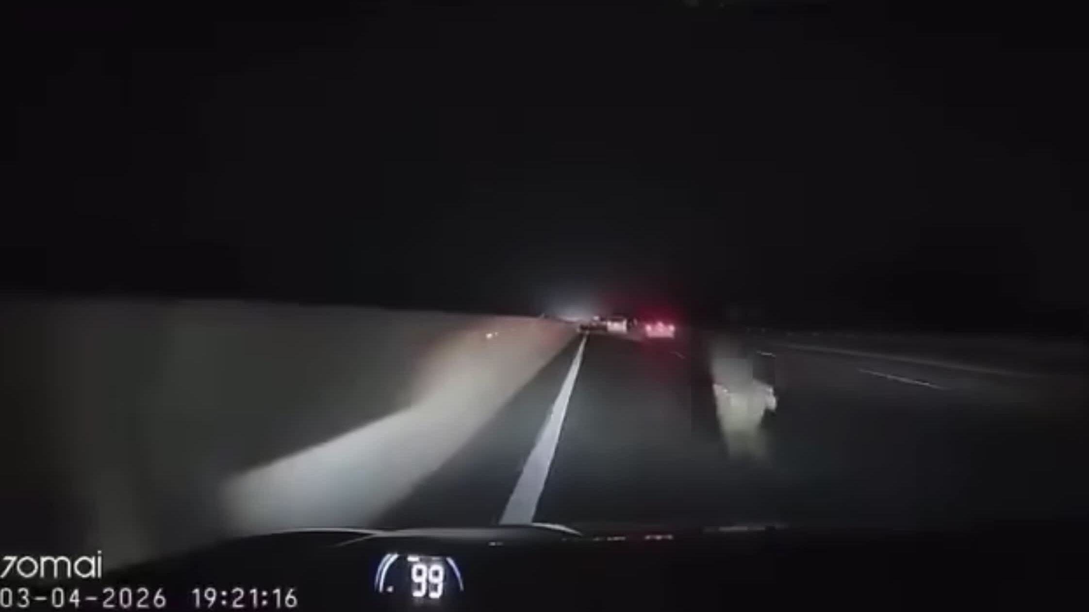 Ôtô đánh lái tránh người xuất hiện giữa cao tốc trong gang tấc