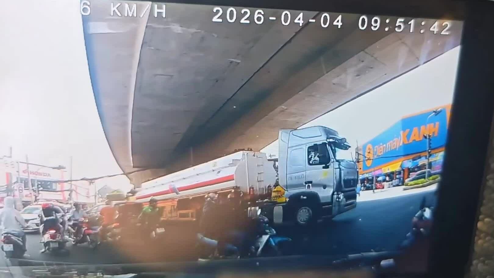 Xe bồn cán qua xe máy dưới chân cầu