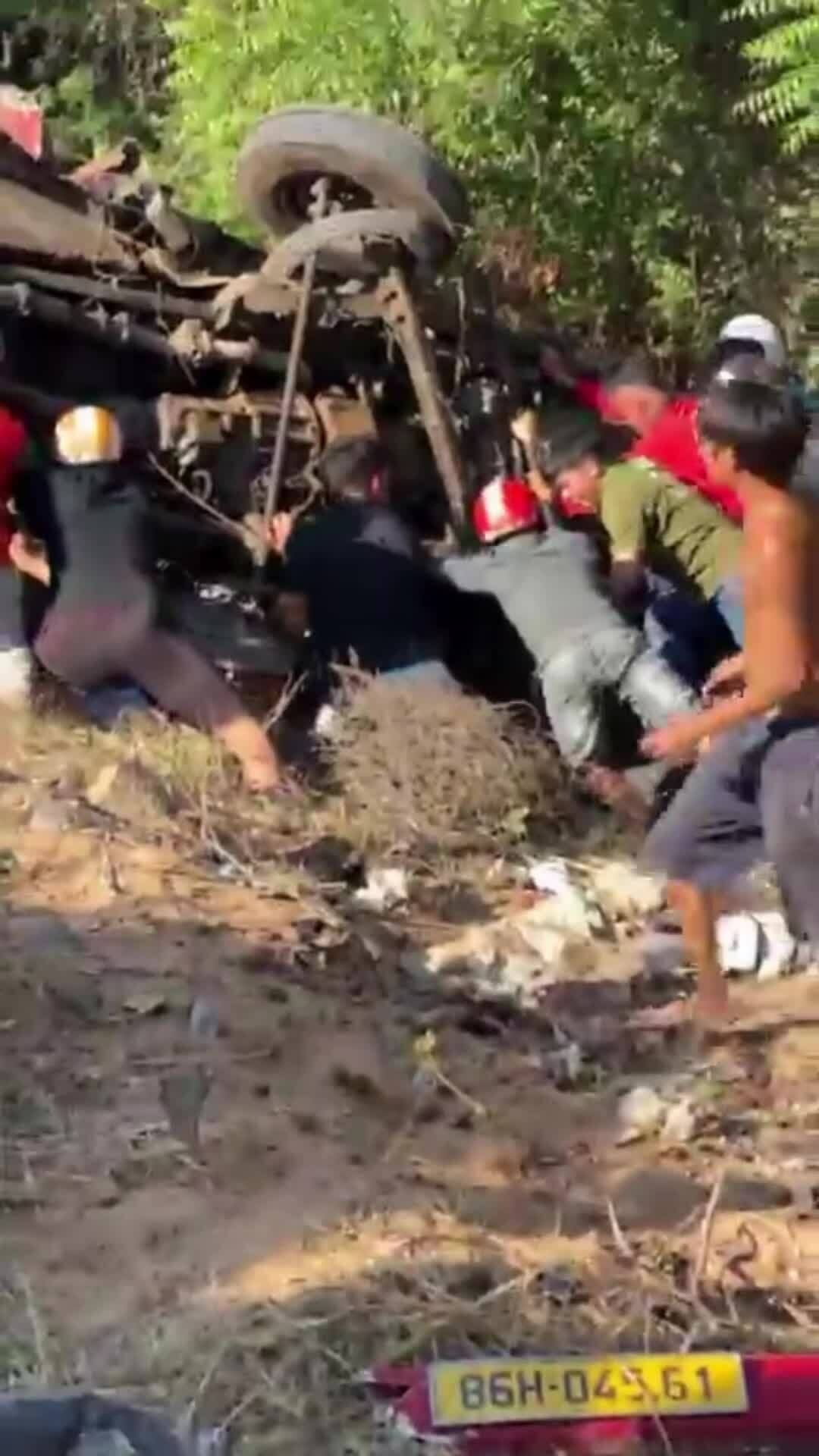 Xe khách lao xuống vực ở Lâm Đồng, 3 người chết