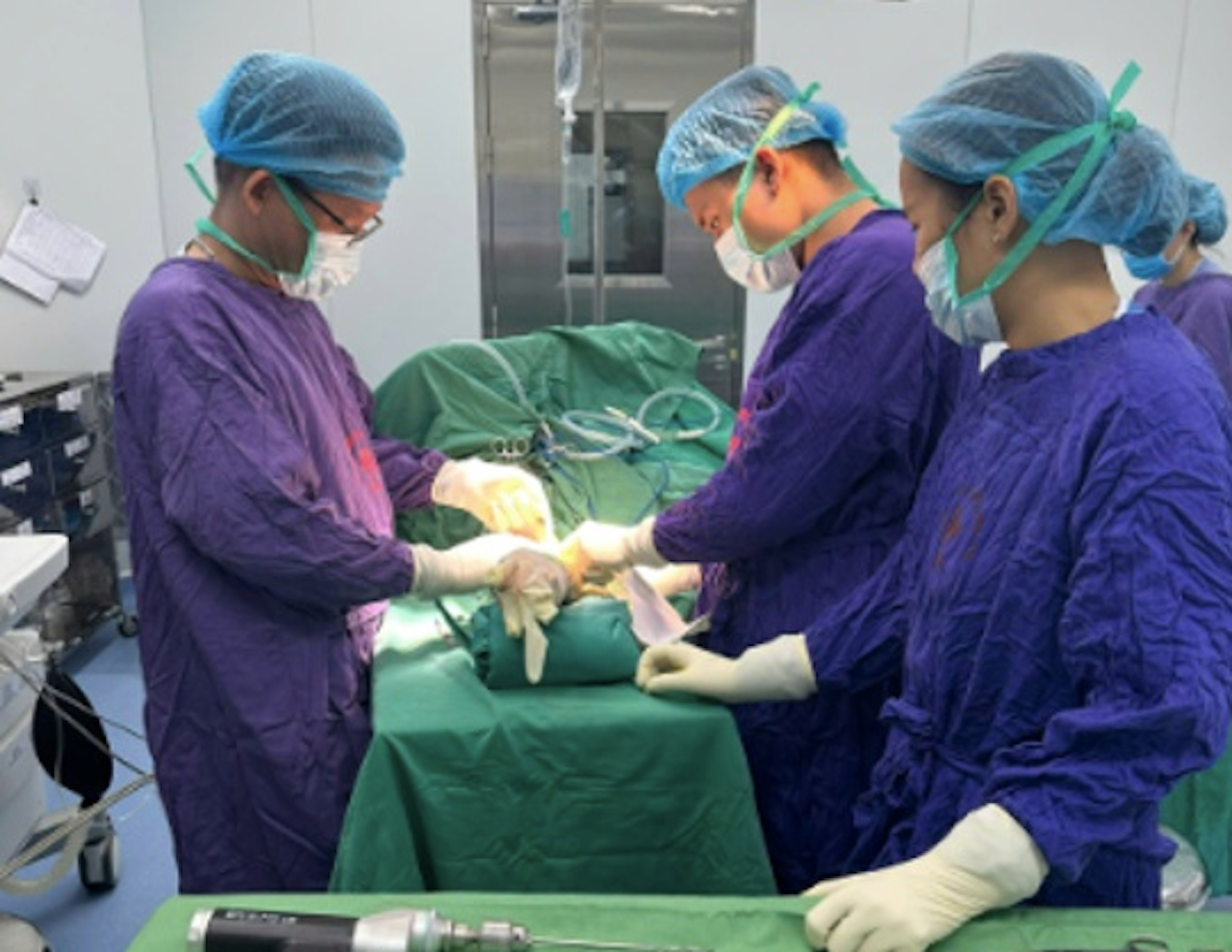 Nam thanh niên 19 tuổi cấp cứu, gãy xương nhiều mảnh rời từ vật tay - Ảnh 1.