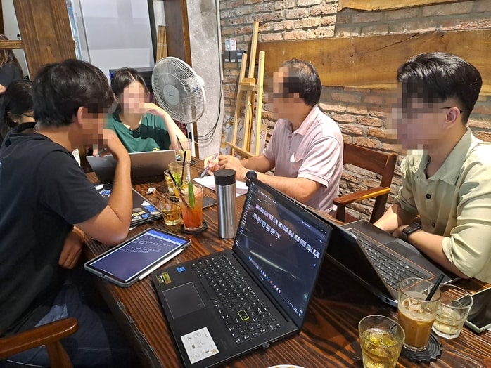 Hiện tượng "ngồi đồng" và ứng xử từ chủ quán - Ảnh 1.