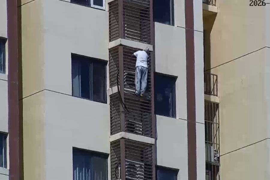 Bị kẹt trong phòng ngủ, cụ bà 89 tuổi liều mình trèo xuống từ tầng 27 và bị kiệt sức ở tầng 21 (Ảnh: World Journal)