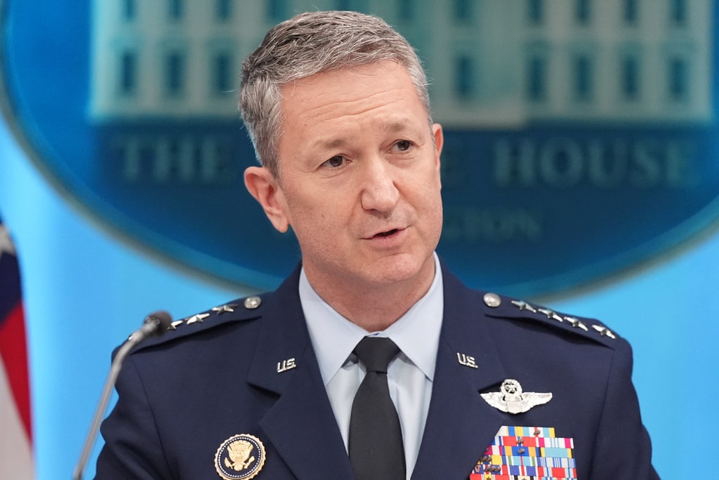 Chủ tịch Hội đồng Tham mưu trưởng Liên quân Mỹ, Tướng Dan Caine, trao đổi với các phóng viên trong cuộc họp báo cùng Tổng thống Donald Trump. (Ảnh: AP/Mark Schiefelbein)