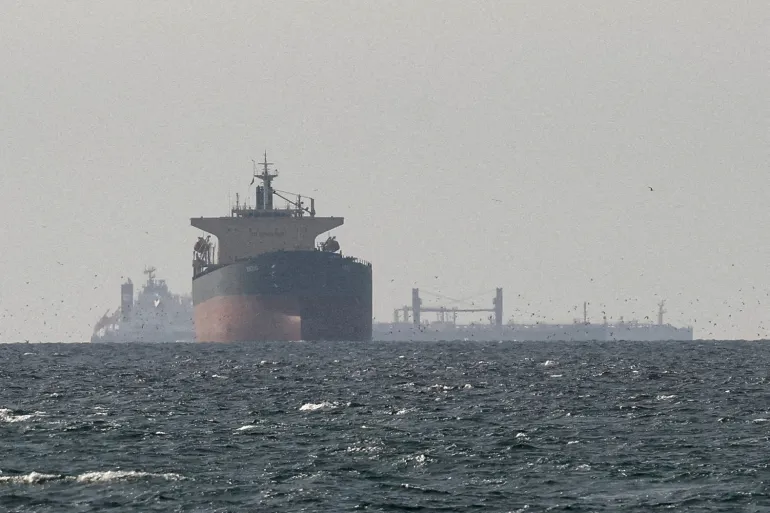 Tàu chở hàng di chuyển gần eo biển Hormuz. (Ảnh: Reuters)