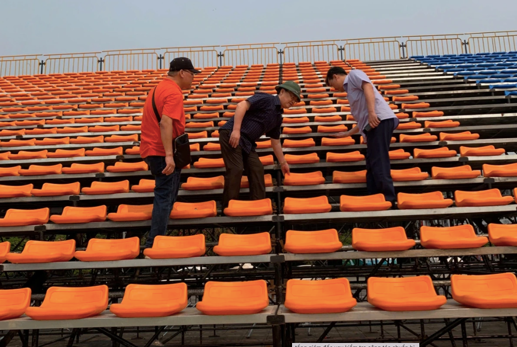 Kiểm tra tại Quảng trường 30/10, nơi đang lắp ráp sân khấu, khán đài cho chương trình khai mạc, Tổng Giám đốc Đài Tiếng nói Việt Nam đề nghị các đơn vị rà soát kỹ hệ thống kỹ thuật, phương án bảo đảm an ninh trật tự, phòng cháy chữa cháy và các điều kiện phục vụ khán giả.