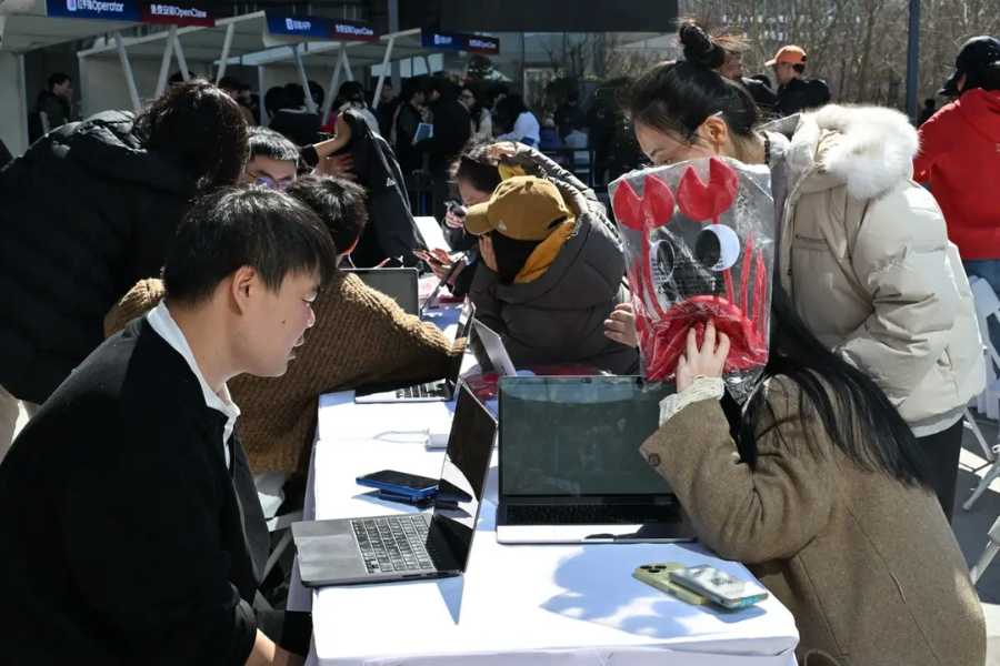 Gần 1.000 người đã xếp hàng trước trụ sở Tencent tại Thâm Quyến chỉ để cài đặt OpenClaw