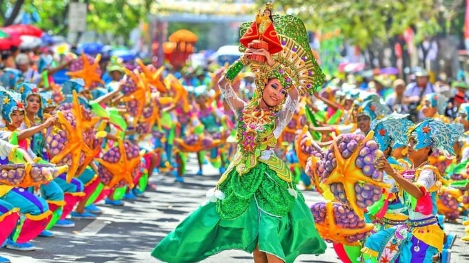 Vũ công biểu diễn đường phố tại Carnaval Hạ Long. Ảnh: Sun Group
