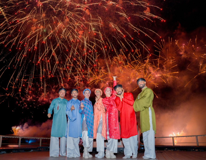 Nhóm khách du lịch check-in và ngắm pháo hoa tại Phú Quốc. Ảnh: Sun Group