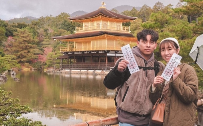 Thắng và vợ trong chuyến du lịch đến chùa Vàng Kyoto, tháng 11/2023. Ảnh nhân vật cung cấp