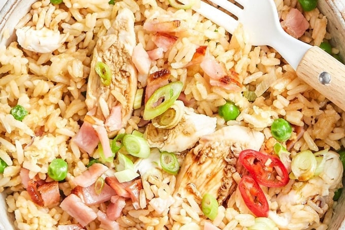 Cơm chiên bằng nồi không dầu không sợ bắn dầu mỡ, tiết kiệm thời gian mà vẫn giòn, ngon. Ảnh: Taste