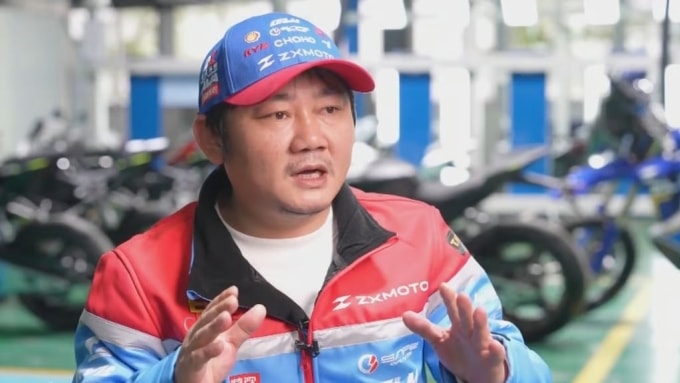 Trương Tuyết (Zhang Xue), nhà sáng lập hãng ZXMoto đang trả lời phỏng vấn của đài truyền hình CGTN sau chiến thắng tại WorldSSP. Ảnh: CGTN