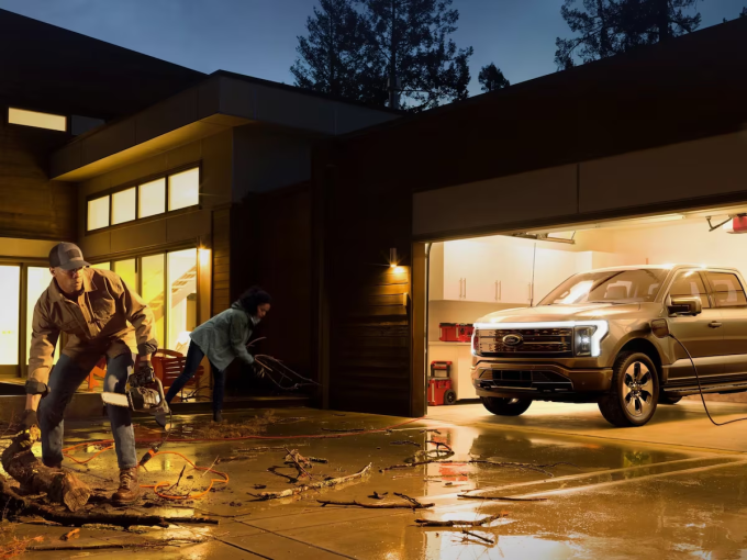 Xe bán tải Ford F-150 Lightning trang bị công nghệ cung cấp được điện sinh hoạt cho gia đình. Ảnh: Ford