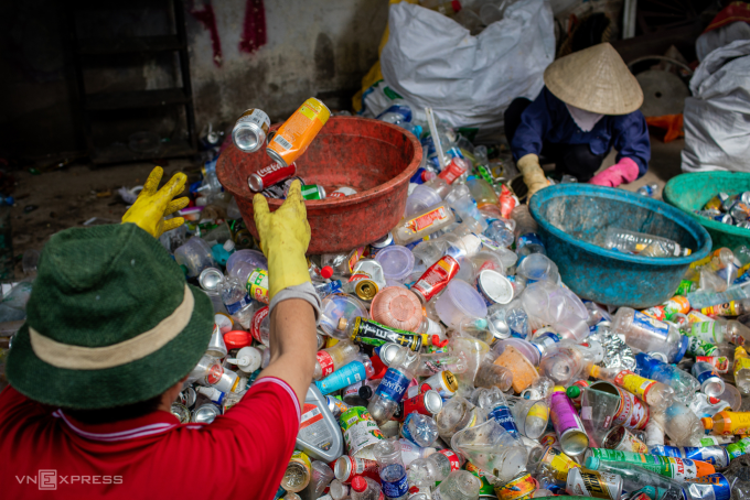 Gia đình ông Trần Mạnh Du (quận Gò Vấp) phân loại rác để bán phế liệu tại nhà, ngày 5/8/2019. Ảnh: Thành Nguyễn
