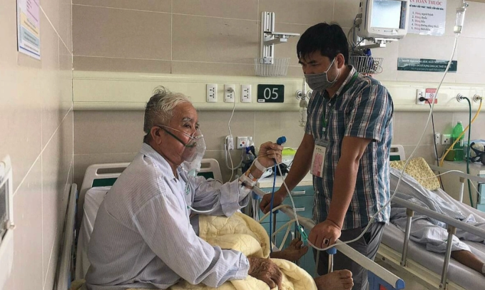 Một bệnh nhân COPD đang điều trị tại Bệnh viện Bạch Mai. Ảnh: Lê Nga