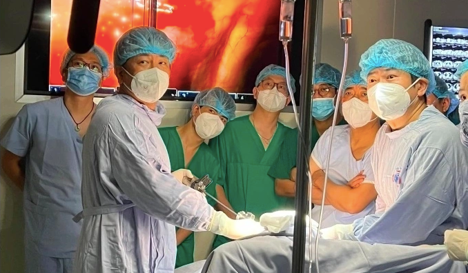 Các bác sĩ Bệnh viện K phẫu thuật một ca ung thư phổi. Ảnh:Hà Trần