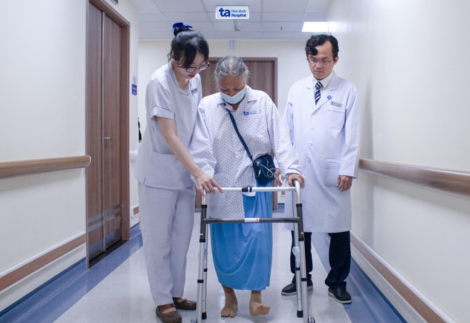 Bà Hương tập đi lại ngay sau phẫu thuật thay khớp gối. Ảnh: Bệnh viện Đa khoa Tâm Anh