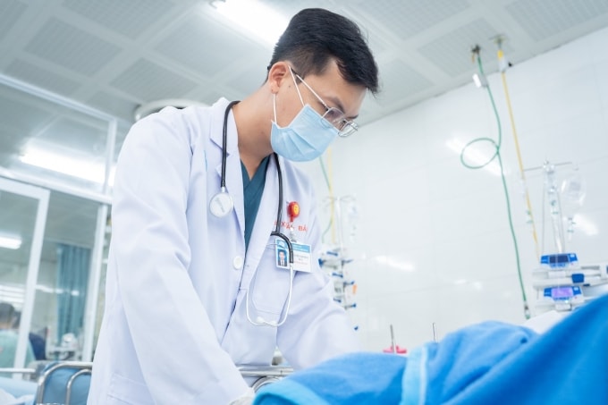 Cứu hai thợ lặn gãy xương, dập phổi do xe khách rớt vực