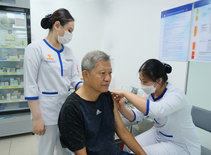 Người lớn tuổi tiêm vaccine phòng bệnh zona thần kinh tại VNVC. Ảnh: Hoàng Dương