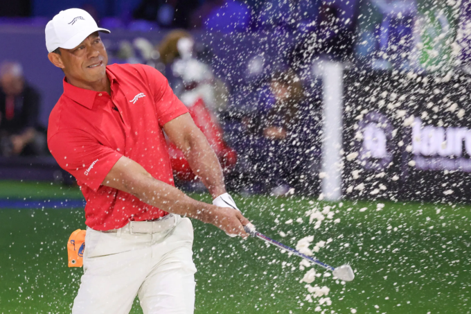 Woods thi đấu biểu diễn tại giải golf giả lập trong nhà TGL hôm 17/3. Ảnh: AP