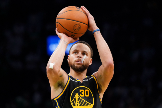 Stephen Curry hiện là ngôi sao NBA hưởng lương cao nhất. Ảnh: Reuters