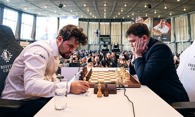 Carlsen trong ván thắng Nodirbek Yakubboev tại vòng 8 Grenke Freestyle Chess ở thành phố Karlsruhe, Đức ngày 6/4/2026. Ảnh: Grenke Chess