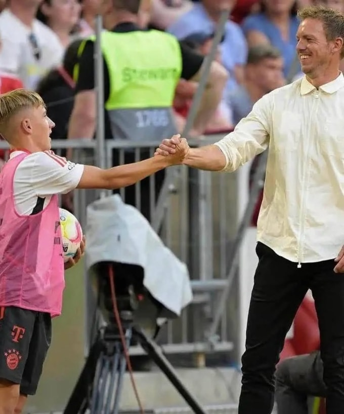 Lennart Karl trong vai trò nhặt bóng, bắt tay HLV Julian Nagelsmann trong một trận đấu của Bayern Munich năm 2022. Ảnh: Eurofoot