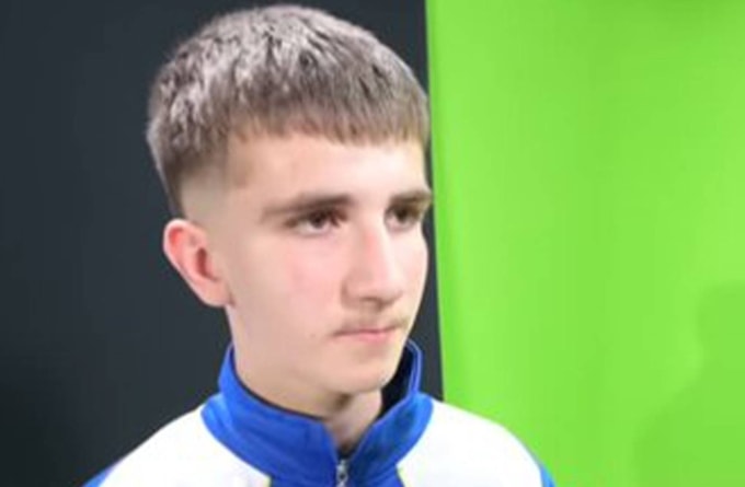 Cậu bé nhặt bóng Afan Cizmic trả lời phỏng vấn sau trận Bosnia & Herzegovina - Italy hôm 31/3. Ảnh: Face TV