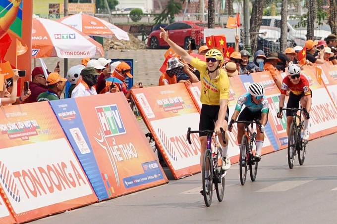 Dzianis mừng chiến thắng chặng 5 giải xe đạp toàn quốc tranh Cup Truyền hình HTV 2025 từ Thanh Hóa đi Nghệ An, trưa 7/4. Ảnh: Hoàng Quỳnh