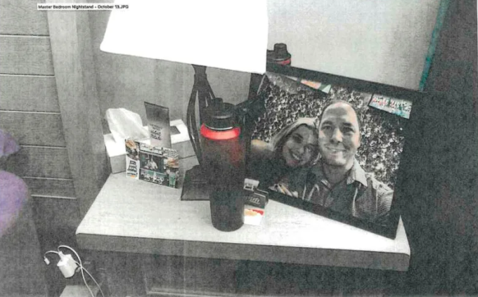 Cảnh sát chụp lại khung ảnh Juliana Peres Magalhaes và Brendan Banfield  trong phòng ngủ vào ngày 13/10/2023. Ảnh: Fairfax County Police Department