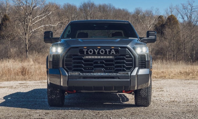 Mẫu bán tải Toyota Tundra 2026 phiên bản TRD Pro CrewMax. Ảnh: Car and Driver