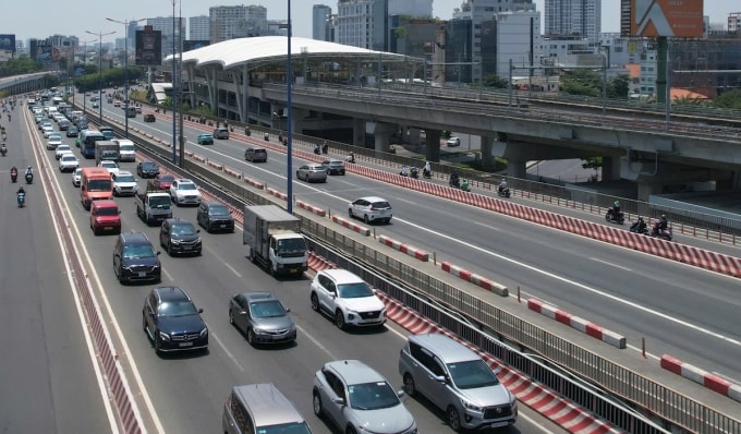 Dòng xe ùn tắc kéo dài trên cầu Sài Gòn hướng từ trung tâm thành phố về TP Thủ Đức cũ. Ảnh: Đình Văn