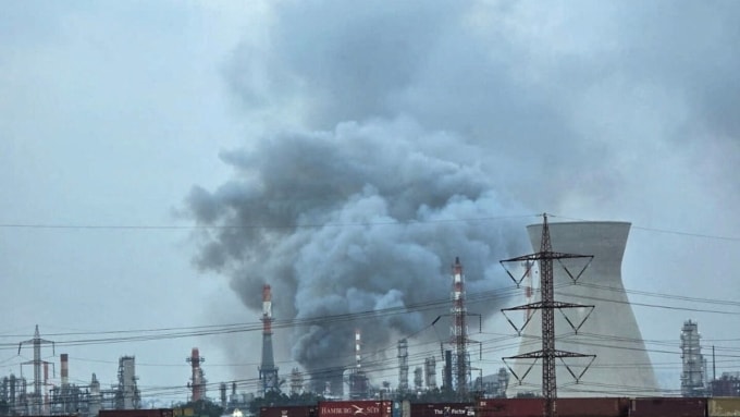 Một nhà máy lọc dầu tại tỉnh Haifa, Israel, bị hư hại sau đợt tập kích của Iran hôm 19/3. Ảnh: Reuters