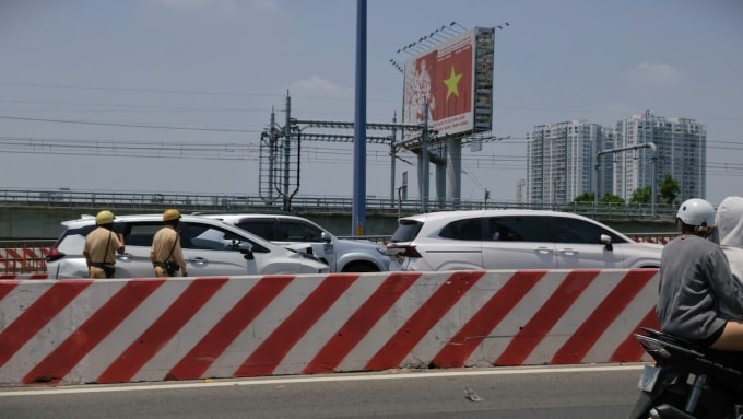 Các ôtô tông liên hoàn nằm chắn ngang làn đường giữa cầu Sài Gòn. Ảnh: Đình Văn