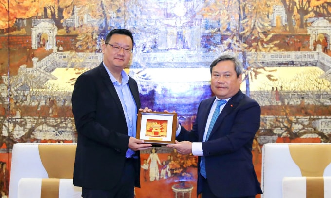 Chủ tịch HĐQT Tập đoàn Central Trading & Development (trái) tại cuộc gặp Chủ tịch UBND TP Hà Nội. Ảnh: Cổng TTĐT Hà Nội