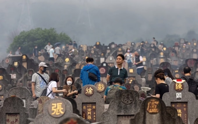 Nhu cầu về đất nghĩa trang ngày càng tăng do dân số Trung Quốc già đi và tỷ lệ tử vong vượt xa tỷ lệ sinh. Ảnh: EPA