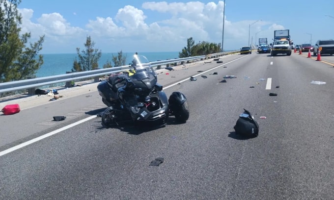 Chiếc môtô ba bánh nằm ở làn thứ hai bên phải, sát làn khẩn cấp, với nhiều mảnh vỡ xung quanh. Ảnh: FHP