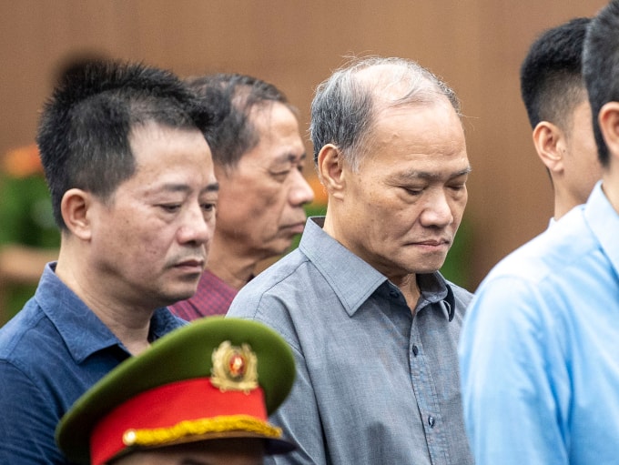 Cựu. thứ trưởng Hoàng Văn Thắng (áo xám) cúi mặt nghe tuyên án chiều 7/4. Ảnh: Danh Lam