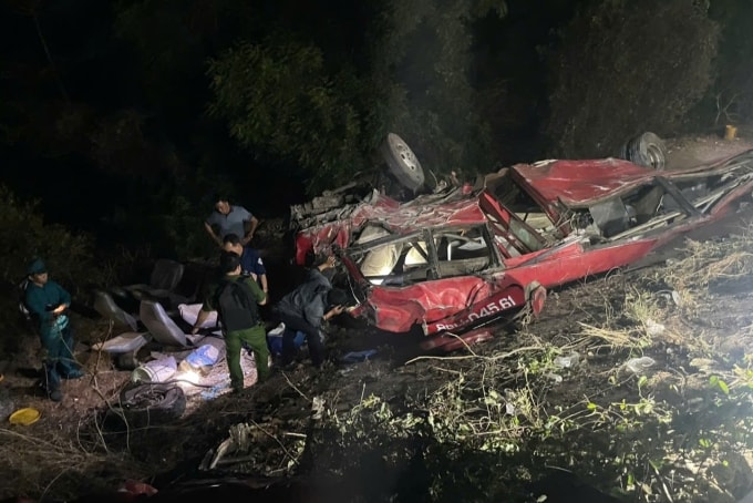 Cảnh sát và giám định viên đăng kiểm khám xe lúc 20h. Ảnh: Khải Nguyên