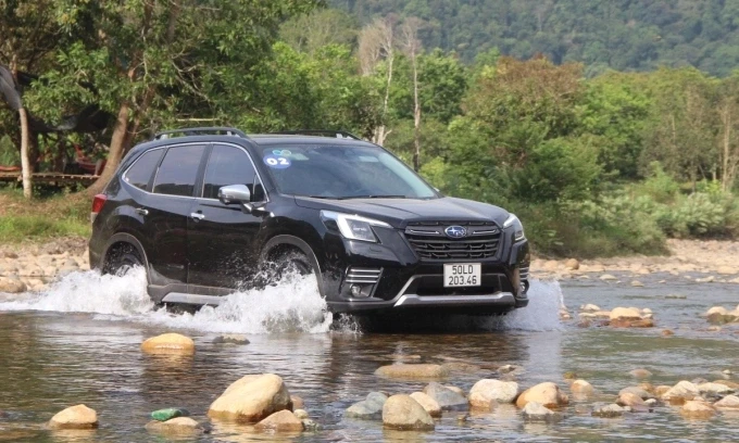 Forester nhập Thái tại một vùng núi ở Lâm Đồng. Ảnh: Thành Nhạn