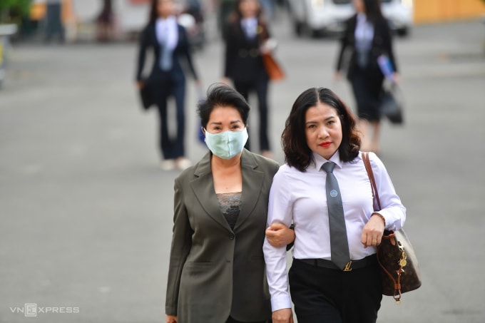 Bà Nguyễn Thị Như Loan (trái) đến tòa cùng luật sư. Ảnh: Thanh Tùng