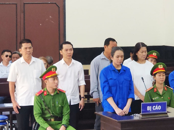 Võ Thị Thùy Trang cùng các bị cáo tại tòa. Ảnh: Hoàng Nam