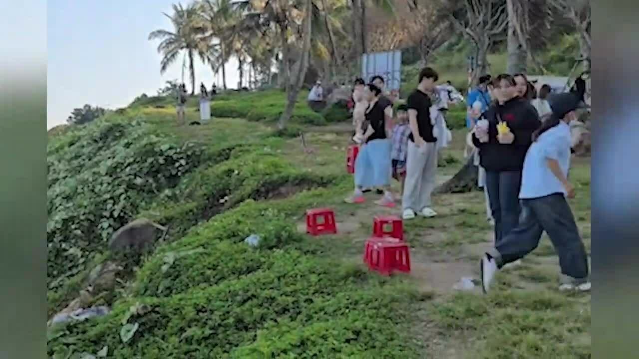 Khách Tây sốc vì chủ quán cà phê Đà Nẵng ném bàn ghế xuống vực