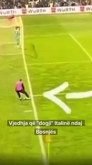 Cậu bé nhặt bóng trộm đồ của Donnarumma