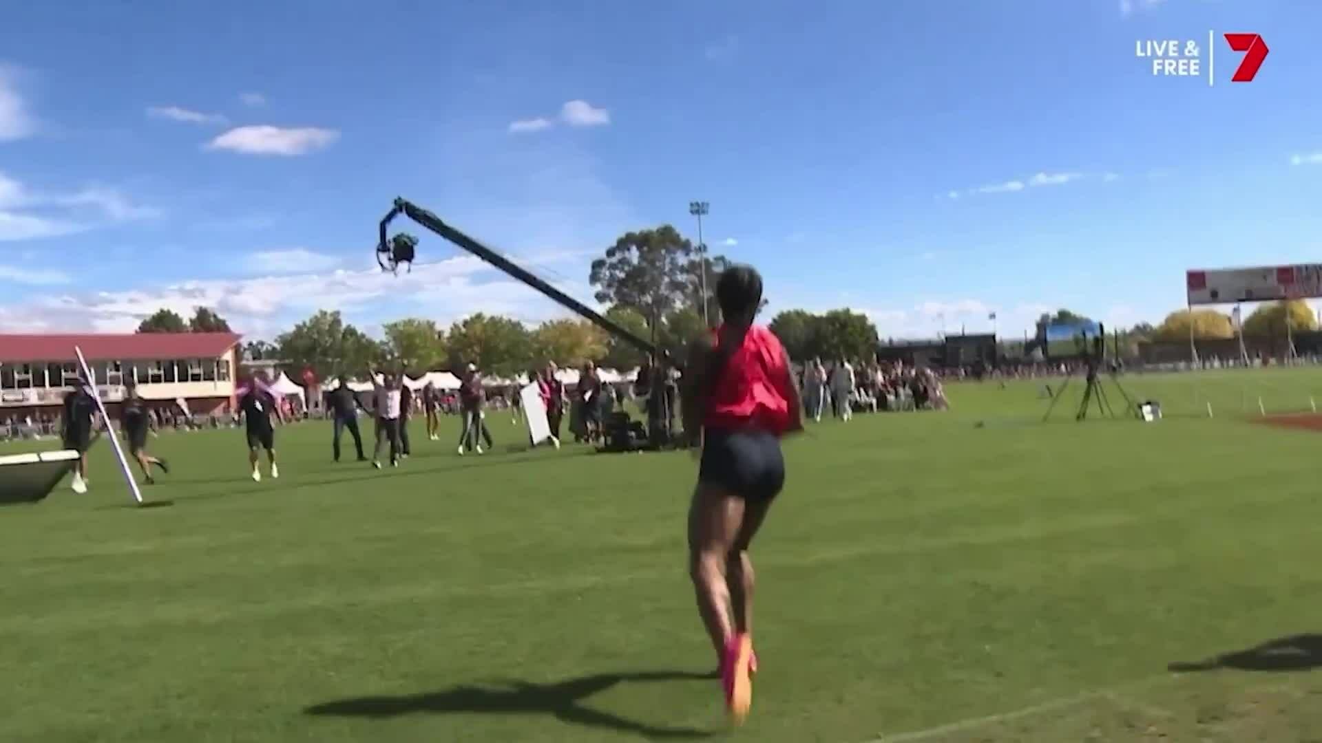 Ngôi sao tốc độ Mỹ lập kỳ tích dù xuất phát cuối