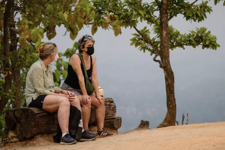 Khách du lịch phải đeo khẩu trang khi đi tham quan trong tình trạng khói bụi mù mịt